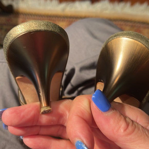 Giuseppe Zanotti heels with metal and Rhinestone articulated gecko on the front. - Picture 9 of 11